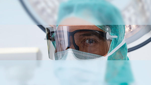 Chirurg im OP trägt 3D-Brille mit Antibeschlagfunktion