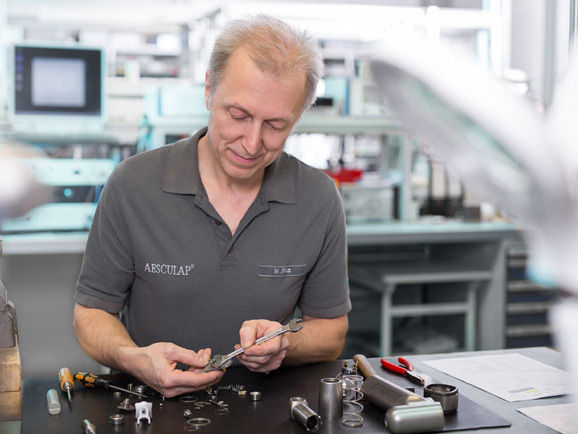 Männlicher Mitarbeiter des Aesculap Technischen Service überprüft seine Werkzeuge.