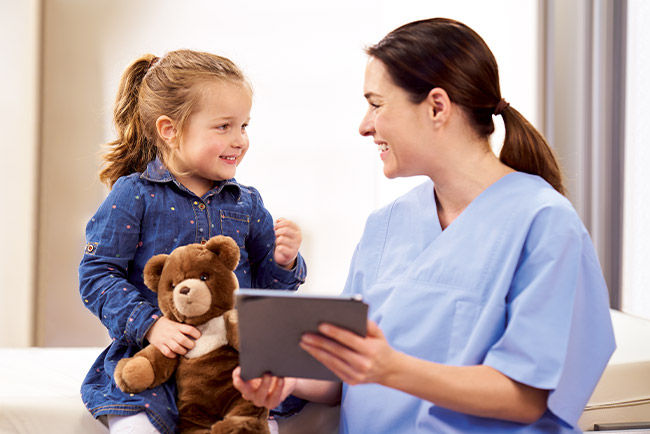 Kinderkrankenschwester mit Patient