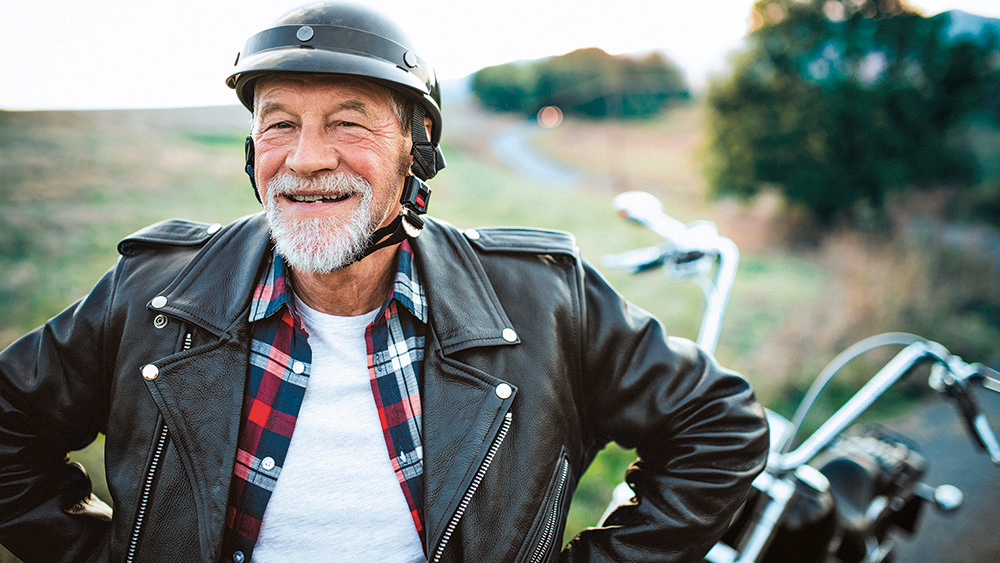 Rentner fährt Motorrad