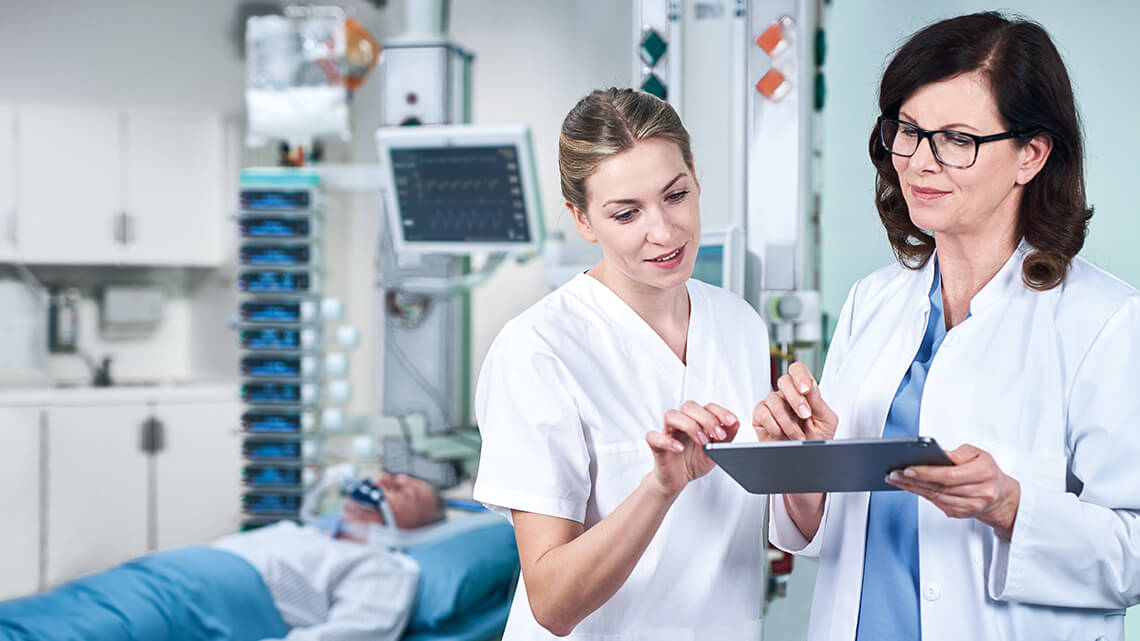 Zwei medizinische Fachkräfte nutzen ein intelligentes Medikamentenmanagement über iPad