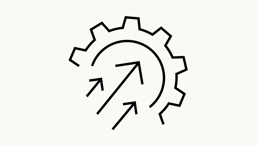 Symbol für ein Zahnrad mit drei nach außen zeigenden Pfeilen, das die Prozesseffizienz symbolisiert.